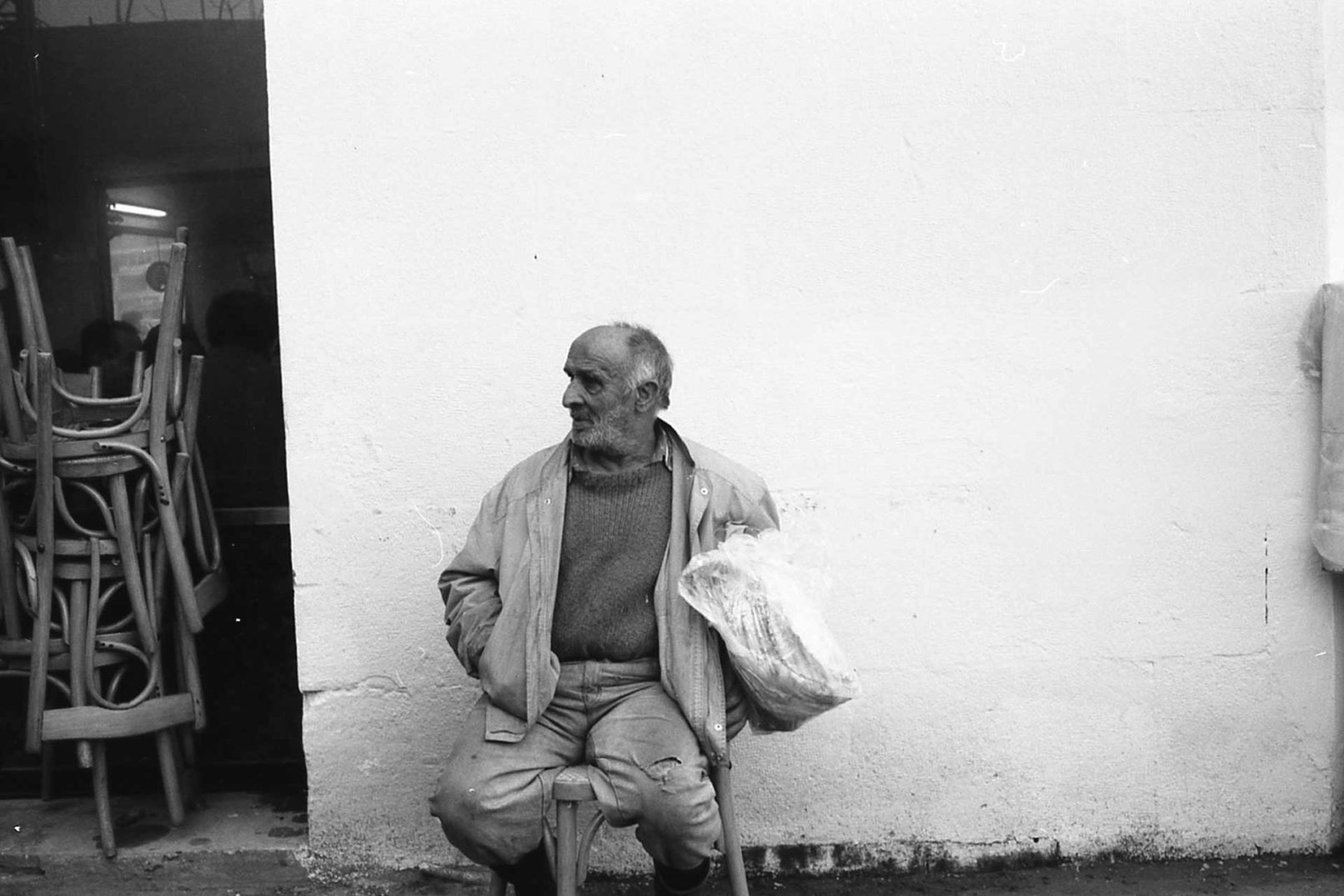 hany-tamba-man-chairs-beirut-photo